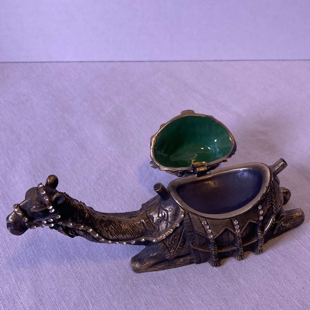 🐪 Vintage-Style Camel Trinket Box – Brass Tone with Rhinestone Accents - Picture 4 of 15